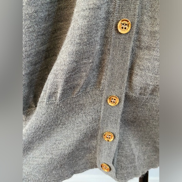 Gucci cashmere, silk and wool cardigan with gold designer buttons and gold logo. - Picture 7 of 16